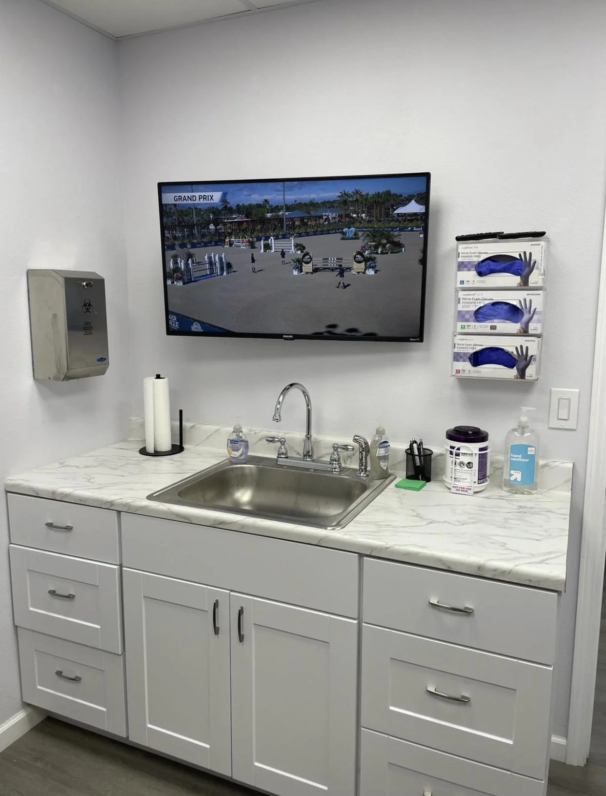 Front counter and pharmacy area inside the ShowMD DIHP clinic